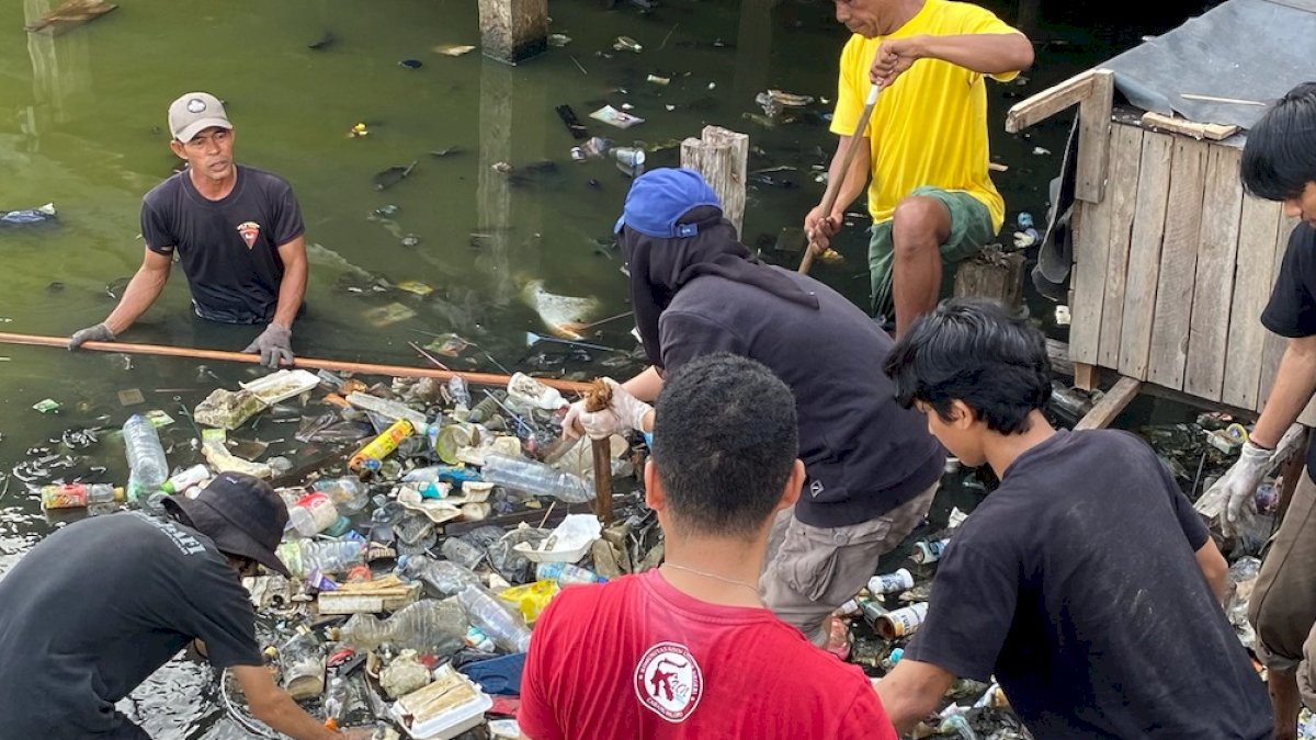 Inspiratif! Aksi Gotong Royong Bersihkan Sampah oleh Kawali.ID di Wara Utara Palopo