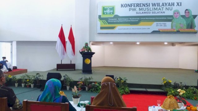 Ketua PP Muslimat NU Khofifah Indar Parawansah saat memberi sambutan di Rakorwil PW Muslimat NU di Universitas Islam Makassar (Foto: Sri Wahyu DIastuti/Sulselsatu.com).