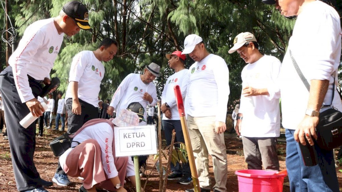 DPRD Luwu Timur Bersama Forkopimda Adakan Aksi Penanaman 1000 Pohon