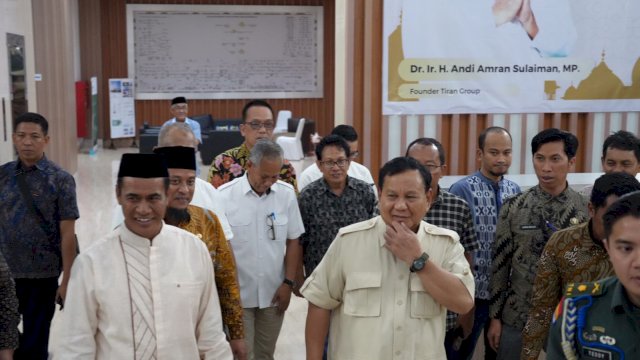 Amran Sulaiman didampingi Sudirman Sulaiman saat menjamu Prabowo Subianto di kantornya AAS Building. Ist