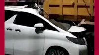 VIDEO: Tabrakan Toyota Alphard dengan Truk Parkir di Pangkep, Kaca Depan Rusak Para