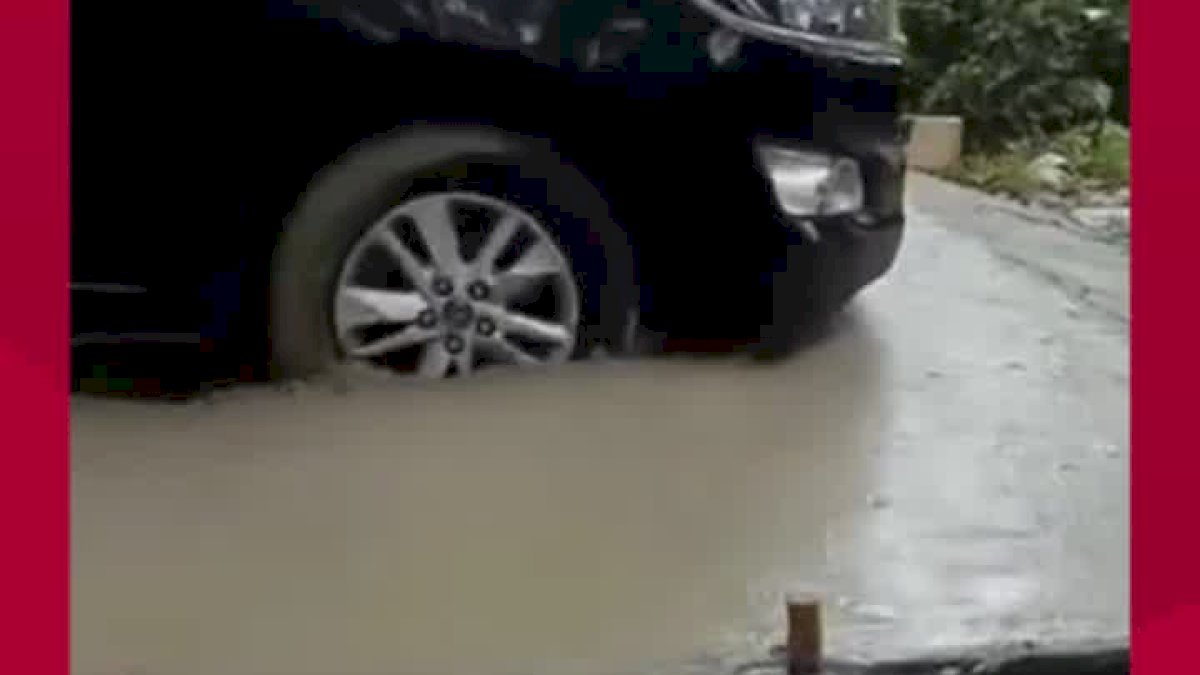 VIDEO: Mobil Dinas Pemkot Lubuklinggau Terobos Jalan Cor Basah, Bikin Masyarakat Geram