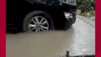 VIDEO: Mobil Dinas Pemkot Lubuklinggau Terobos Jalan Cor Basah, Bikin Masyarakat Geram
