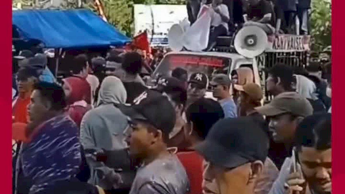 VIDEO: Massa Ormas di Kalsel Gelar Unjuk Rasa, Tuntut Aparat Kepolisian Tindak Tegas Rocky Gerung
