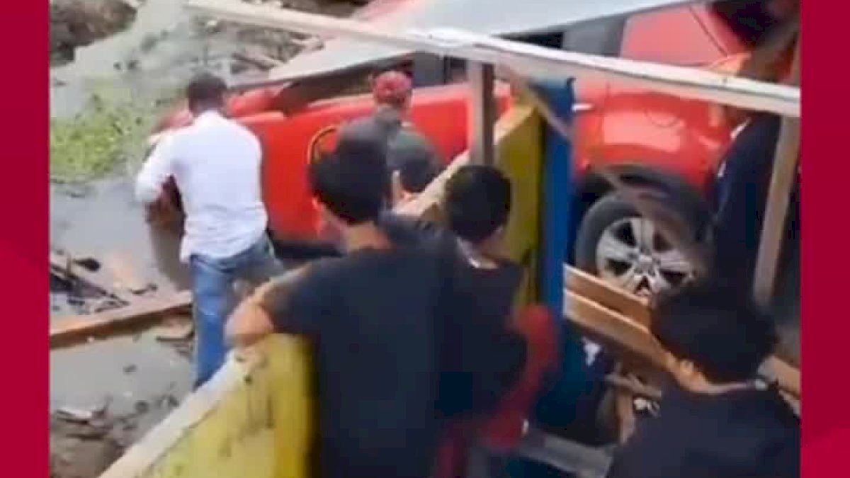 VIDEO: Mobil PDIP Ringsek Usai Seruduk Pagar Kuburan di Meranti