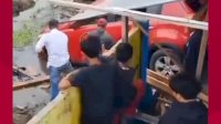 VIDEO: Mobil PDIP Ringsek Usai Seruduk Pagar Kuburan di Meranti