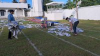 Sesuai Intruksi Camat Eang, Sampah Koran Bekas Sholat Idul Fitri Bersih Dalam Sekejap