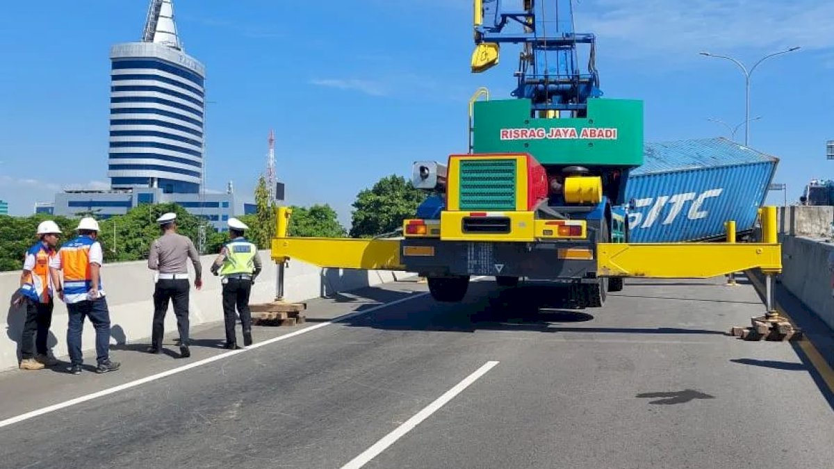 VIDEO: Insiden Truk Kontainer Terguling di Tol Layang Makassar