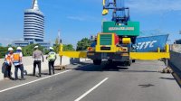 VIDEO: Insiden Truk Kontainer Terguling di Tol Layang Makassar