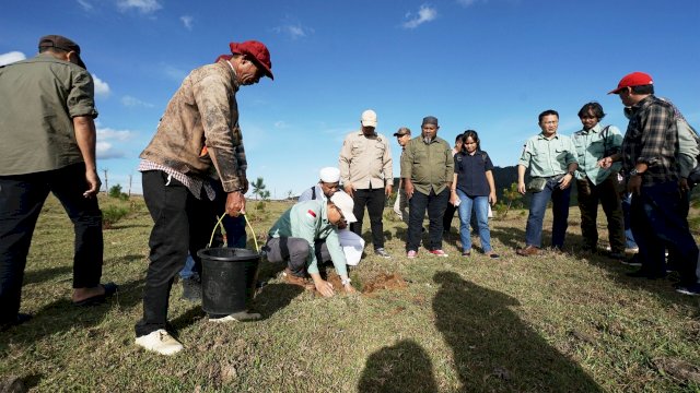 PT Vale bersama pemangku kepentingan melakukan peninjauan lapangan ke Desa Lappa Laona, salah satu lokasi rehabilitasi Daerah Aliran Sungai (DAS) di Kabupaten Barru (Foto: Istimewa)