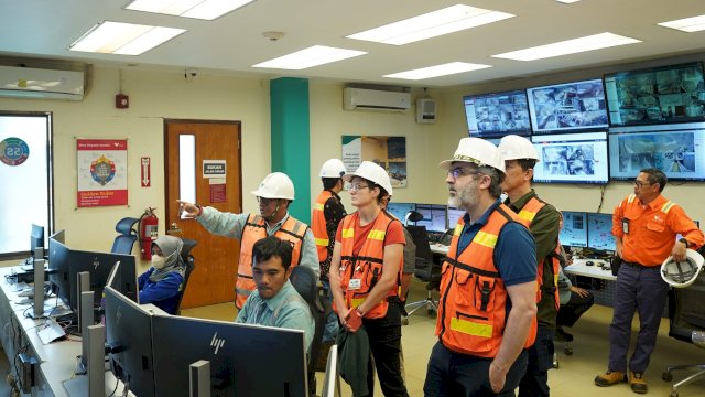 Rombongan PT Weda Bay Nickel saat datang melihat langsung area operasional PT Vale di Sorowako (Foto: Istimewa)