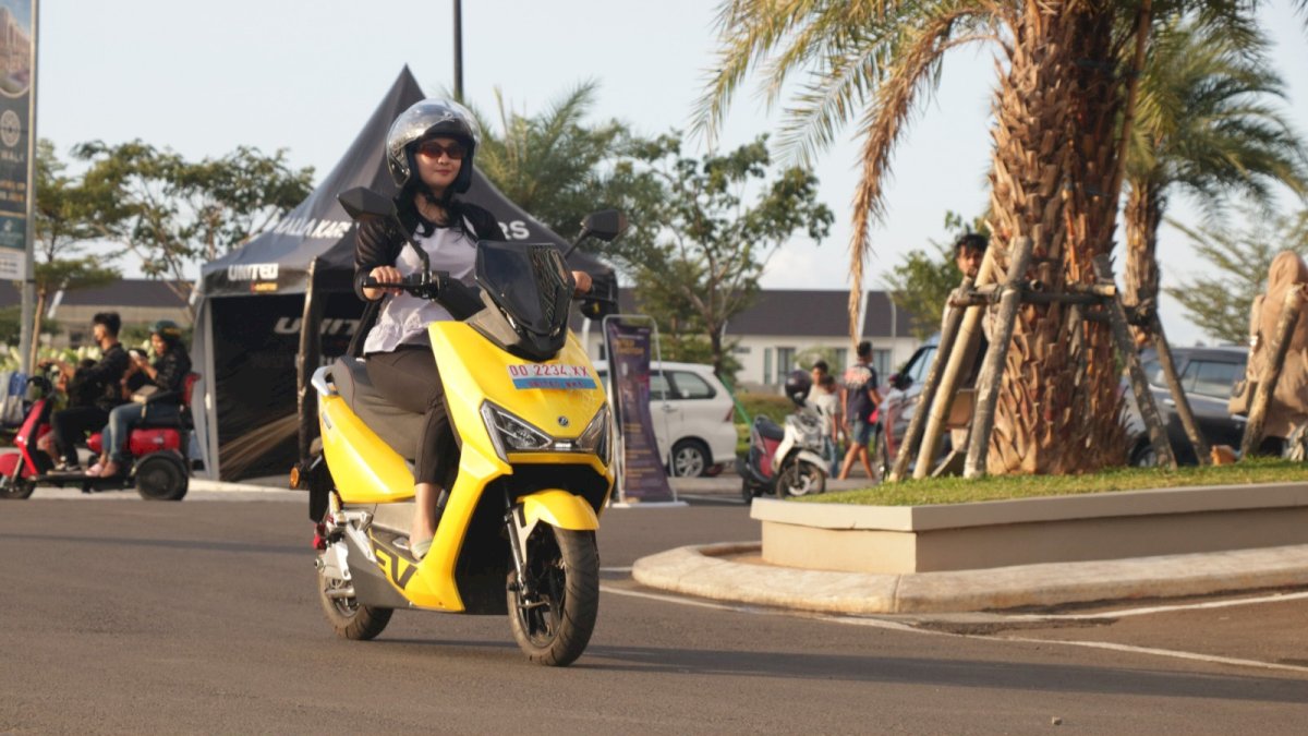 Pengunjung CPI Bisa Coba Langsung Mengendarai Motor Listrik United E-Motor Secara Gratis