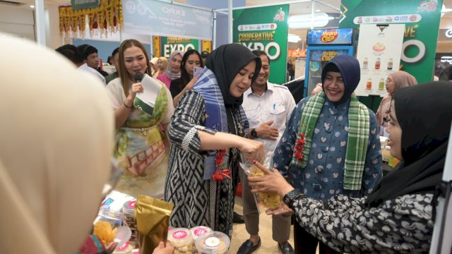 Wawali dan Ketua PKK Kota Makassar borong produk UMKM di Cooperative Expo 2023 (Foto: Istimewa)