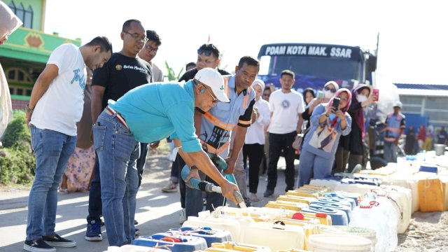 Direktur Utama Perumda Air Minum Kota Makassar Beni Iskandar bagi air gratis dalam kegiatan bakti sosial jelang hari jadi ke-99 tahun (Foto: Istimewa)