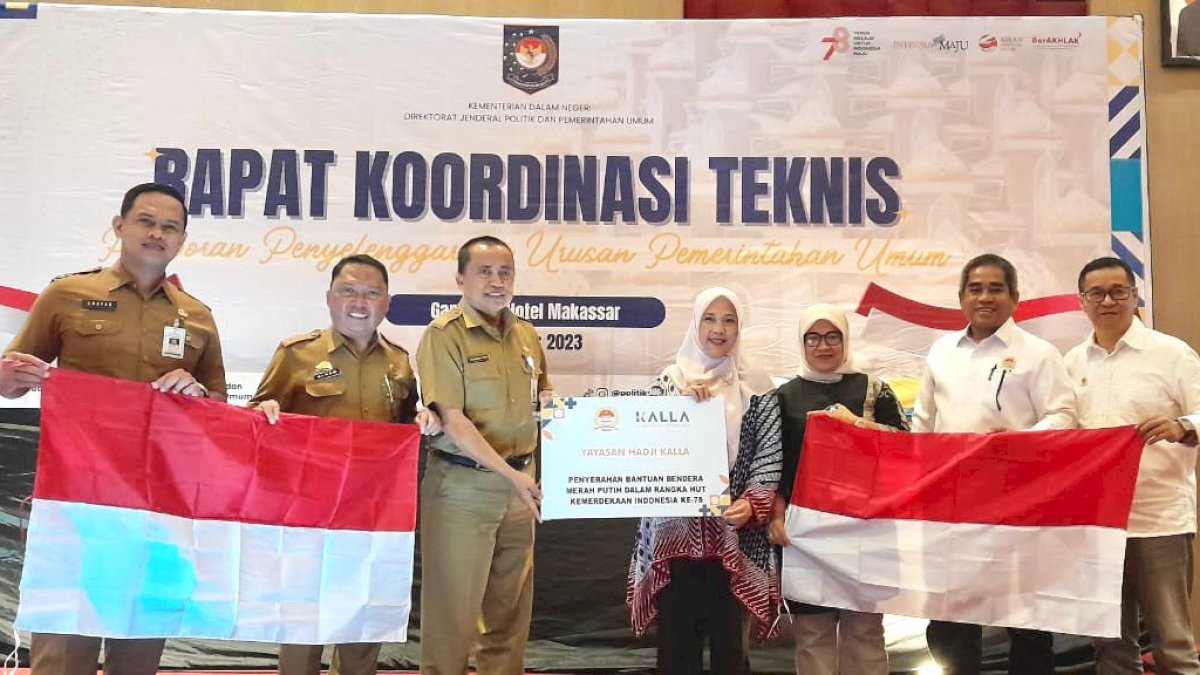 Yayasan Hadji Kalla Sambut Hari Kemerdekaan dengan Bagi Seribu Bendera Merah Putih