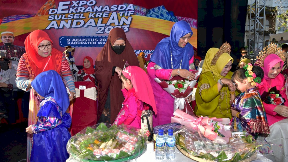 Ribuan Peserta Defile Ramaikan Expo Dekranasda Kreatif Andalan 2023 di Wajo