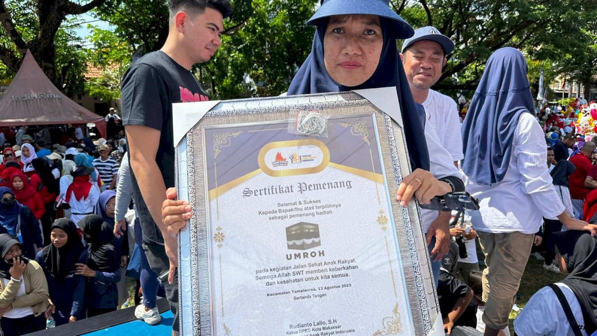 Ernawati, Istri Buruh Dapat Hadiah Umroh Jalan Sehat Anak Rakyat