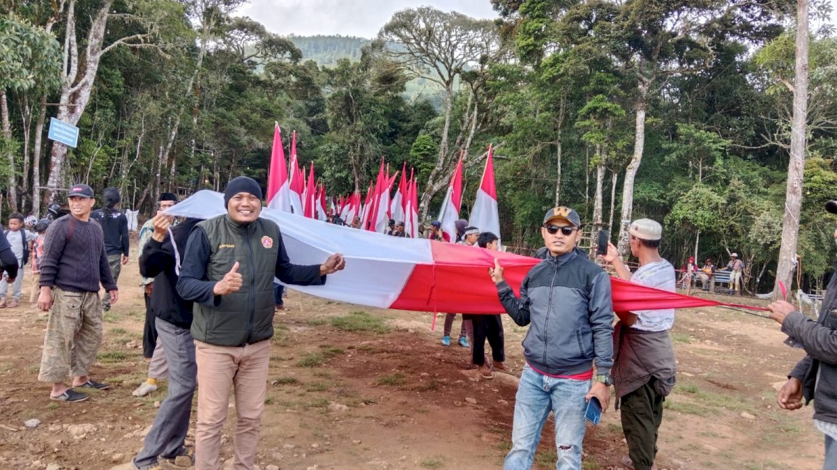 Sambut Hari Kemerdekaan, 78 Lembar Bendera Merah Putih Diarak Menuju Agrowisata Botolojong Jeneponto