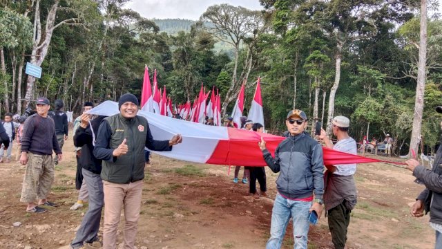 Momen puluhan bendera merah putih diarak Menuju puncak Agrowisata Botolojong Jeneponto (Int)