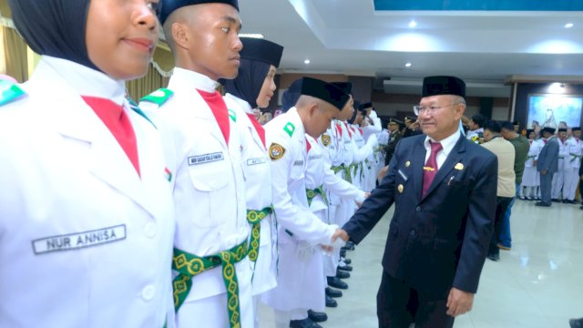 Bupati Jeneponto Iksan Iskandar beri salaman kepada para anggota Paskibraka usai di kukuhkan (Int)