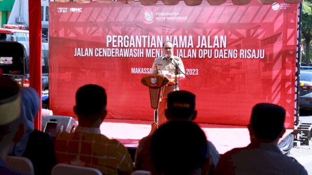 Wali Kota Makassar Danny Pomanto saat peresmian penggantian nama Jalan Cendrawasih jadi Opu Daeng Risadju (Foto: Istimewa)