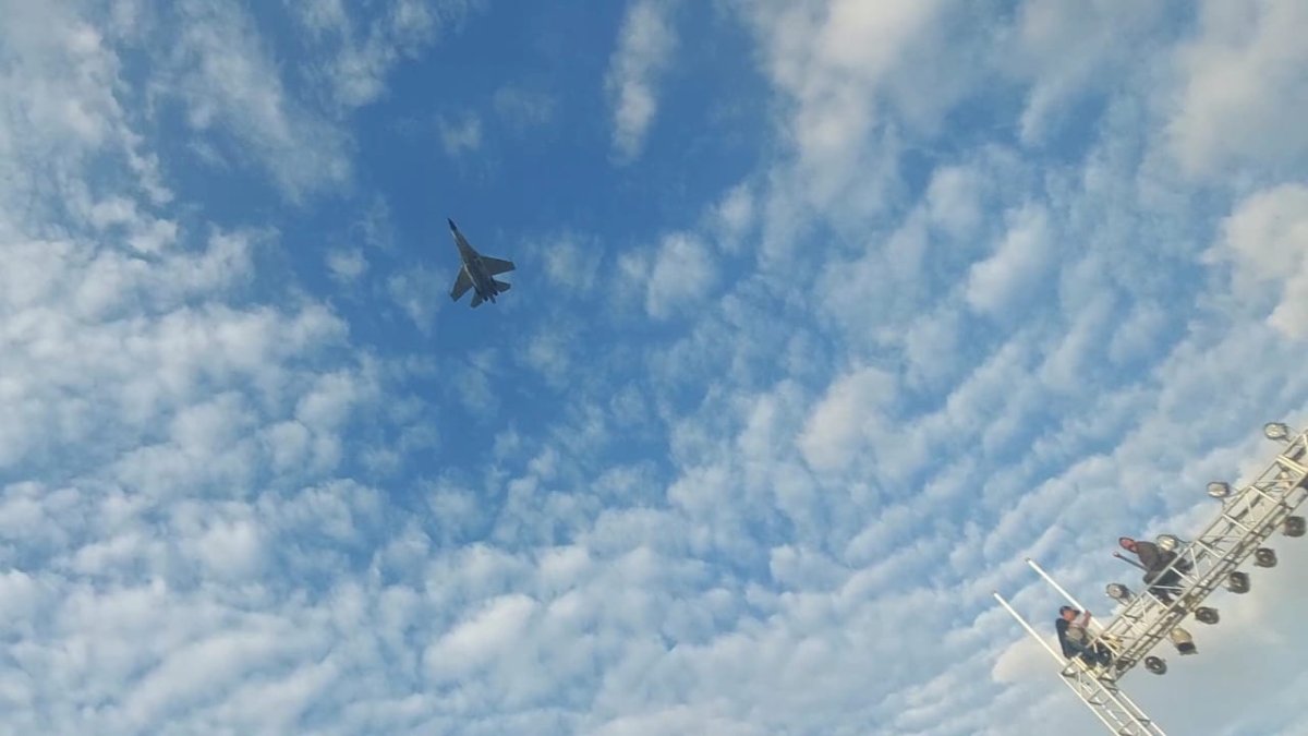 Pesawat Tempur Sukhoi 27/30 Menari di Atas Langit Makassar Sambut Pengunjung F8 Makassar