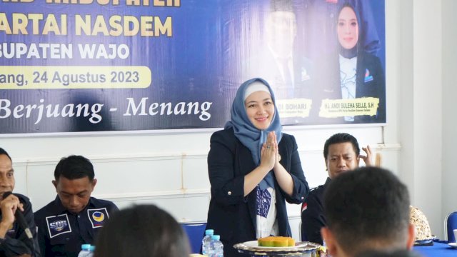 Caleg DPR RI Partai NasDem Desy Susanti Sutomo bersama Sekretaris DPW NasDem Sulsel Syaharuddin Alrfi. Ist