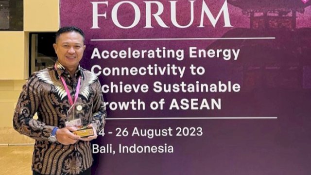 Chief Executive Officer KALLA Land &amp; Property Ricky Theodores terima penghargaan ASEAN Energy Awards 2023 (Foto: Istimewa)