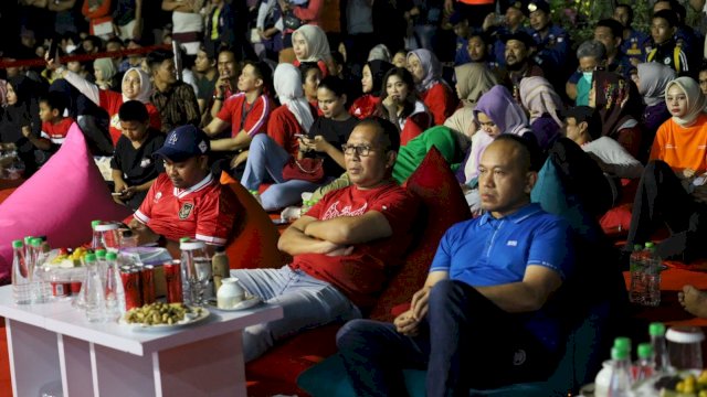 Wali Kota Makassar Danny Pomanto bersama Kapolrestabes Makassar dan masyarakat nonton bareng Indonesia vs Vietnam di F8 Makassar (Foto: Istimewa)
