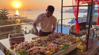 Bersantap di Sunset Pot and Grill Swiss-belhotel Makassar, Ditemani Pemandangan Senja Kota Daeng