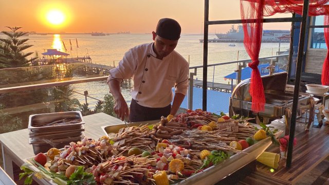 Sunset Pot and Grill Swiss-bellhotel Makassar yang hadir setiap hari Kamis dan Sabtu (Foto: Istimewa)