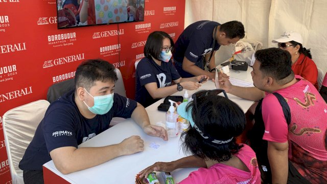Generali Indonesia memberikan pemeriksaan gratis bagi peserta lari di Makassar (Foto: Istimewa)