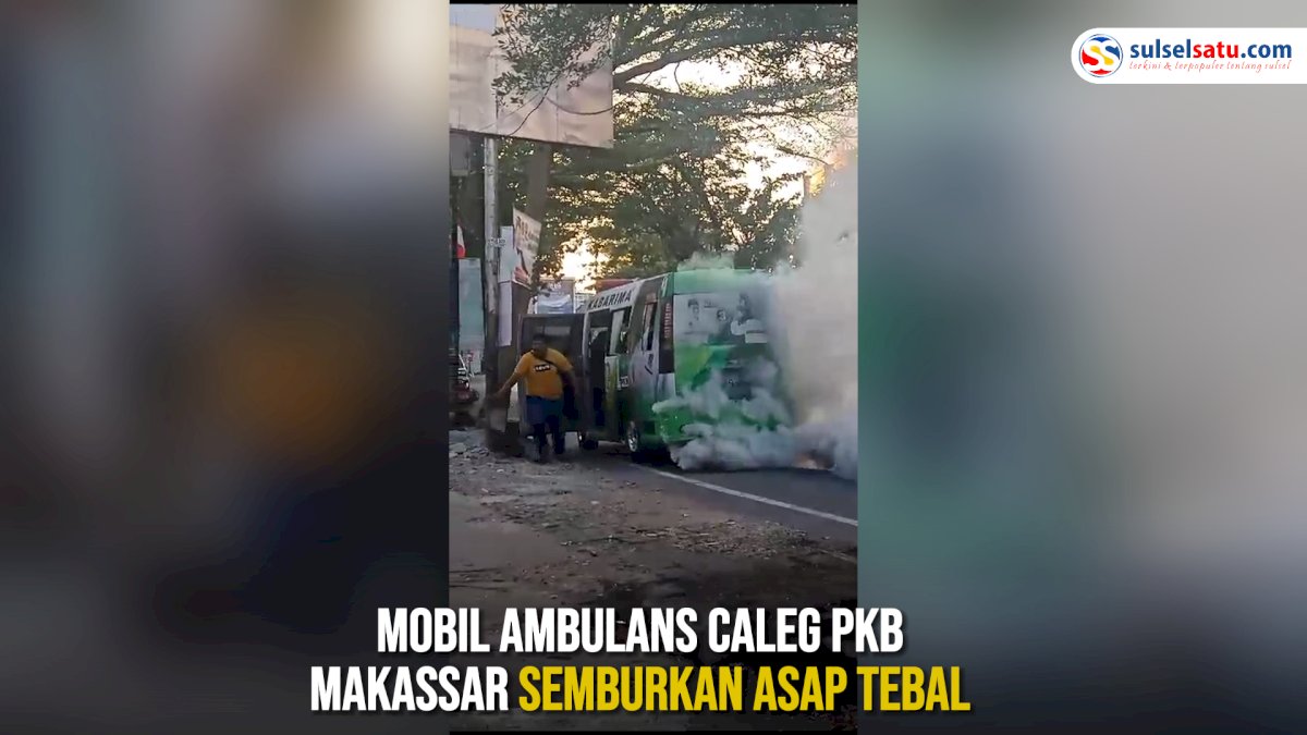 VIDEO: Mobil Ambulans Caleg PKB Makassar Semburkan Asap Tebal
