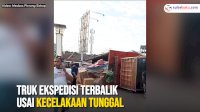 VIDEO: Truk Ekspedisi Terbalik Usai Kecelakaan Tunggal di Jalan Mattirotasi Parepare