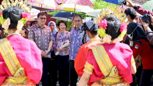 Dubes Singapura Mr Kwok Fook Seng didampingi Wali Kota Makassar Danny Pomanto mengunjungi lorong iwsata Zurich (Foto: Istimewa)