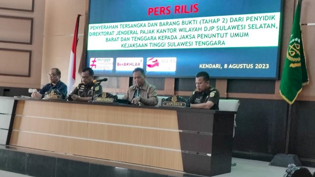 Press rilis penyerahan tersangka dan barang bukti Kanwil DJP Sulselbartra kepada Kejati Sultra (Foto: Istimewa)