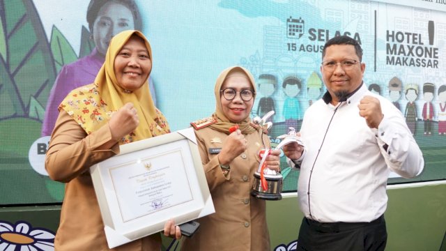 Sekretaris Daerah (Sekda) Kabupaten Gowa Kamsina menghadiri penganugerahan Kabupaten Layak Anak (KLA) di Maxone Hotel, Makassar (Foto: Istimewa)