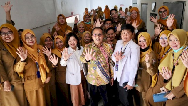 Wali Kota Makassar Moh Ramdhan Pomanto saat foto bersama pegawai RSUD Daya Makassar (Foto: Istimewa)
