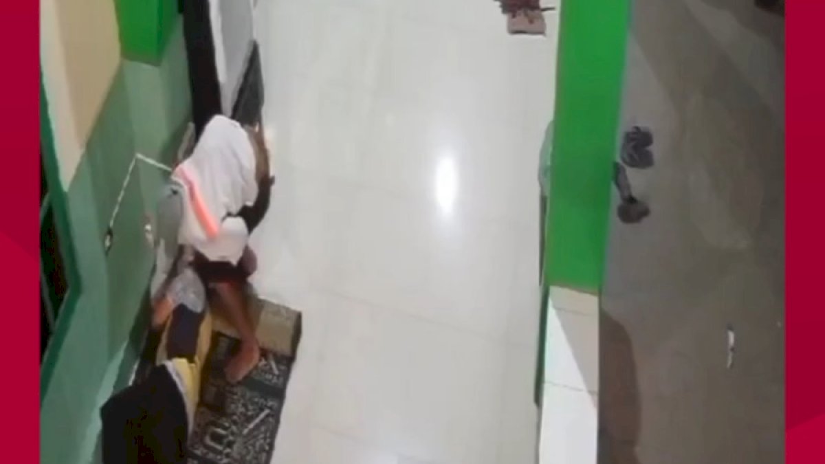 VIDEO: Viral, Ponsel Driver Ojol di Makassar Dicuri saat Istirahat di Masjid