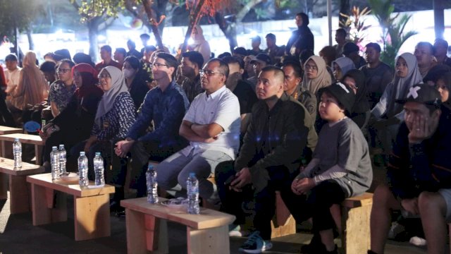 Wali Kota Makassar Danny Pomanto nonton bareng film Freeman di F8 Makassar bersama masyarakata (Foto: Istimewa)