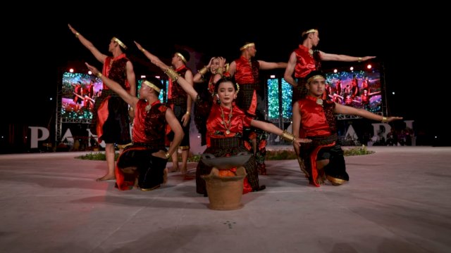 Tari Bala Tau dari Sanggar Seni Laut Biru asal Polman tampil di F8 Makassar (Foto: Istimewa)