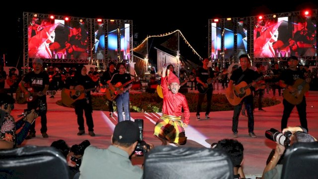 Pertunjukan anak lorong Makassar di penutupan F8 Makassar (Foto: Istimewa)