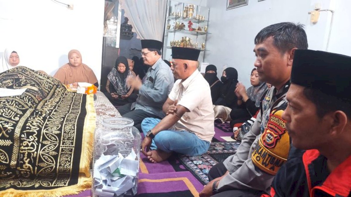 Pelayat Datangi Rumah Duka Pekerja Neon Box yang Tersengat Listrik di Baruga Raya
