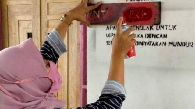 Foto Ilustrasi/ Pemasangan Label di rumah Penerima Bansos (Int)