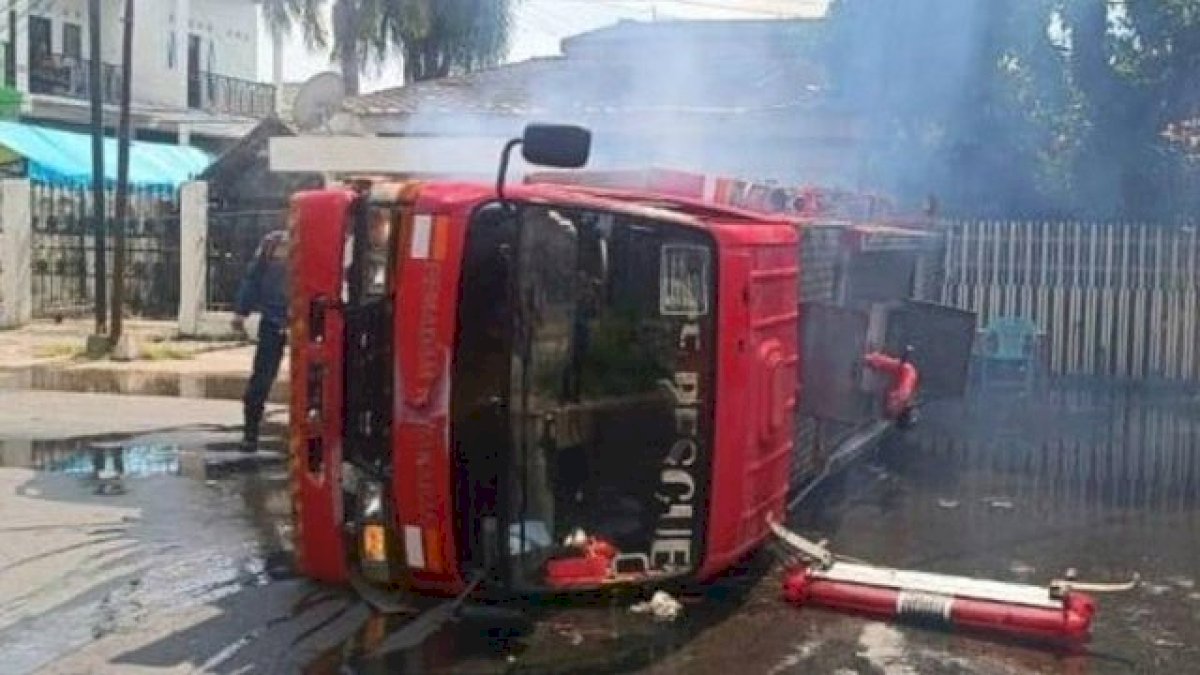 Armada Damkar Makassar terguling di Jl Pongtiku