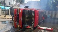 Dua Personel Dilarikan ke RS Usai Armada Damkar Makassar Terbalik