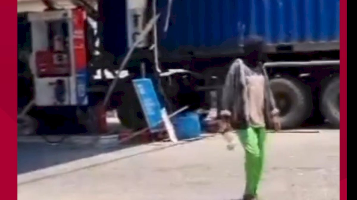 VIDEO: Viral, Mobil Container Menabrak Atap Pertamina Batangkaluku