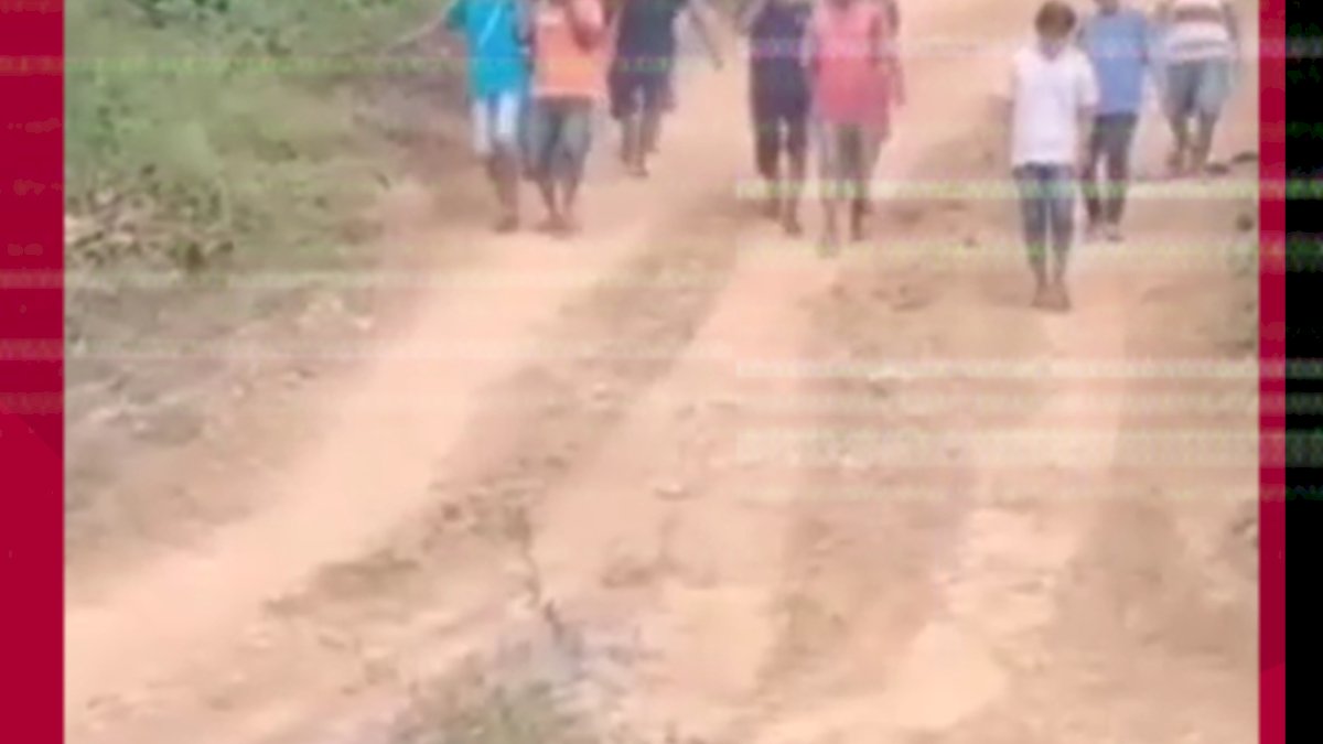 VIDEO: Viral, Warga di Lutim Terpaksa Ditandu Gegara Jalan Rusak Parah