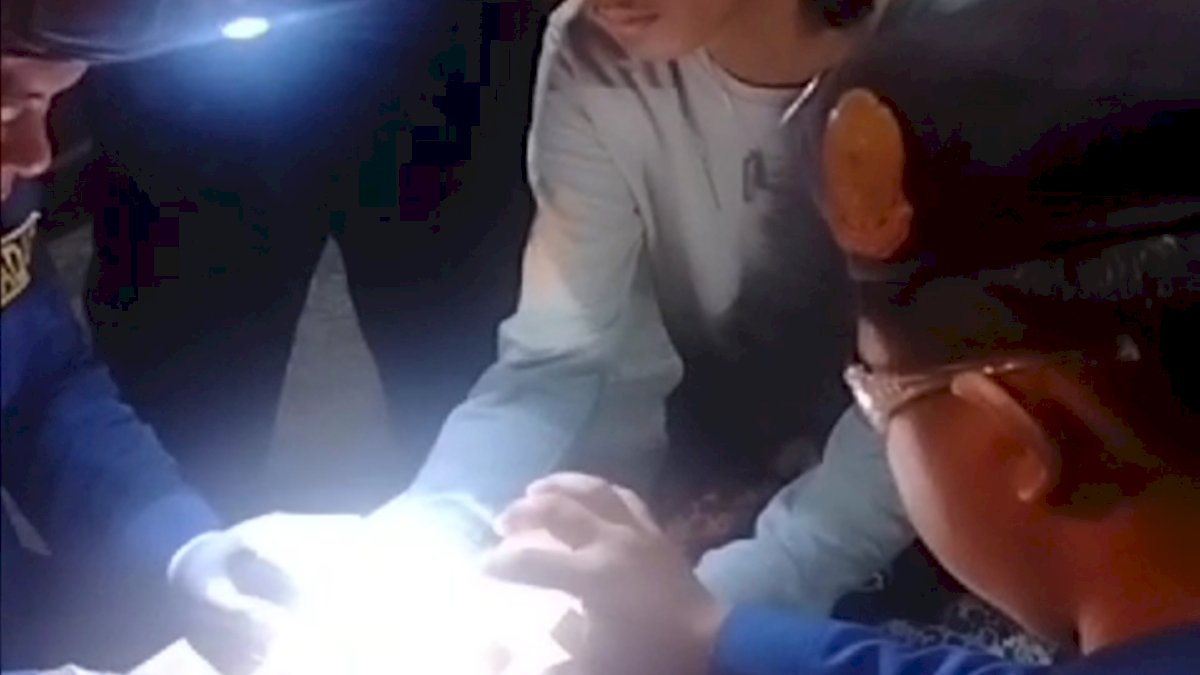 VIDEO: Damkar Makassar Bantu Lepaskan Cincin yang Tersangkut Pakai Gerinda Mini