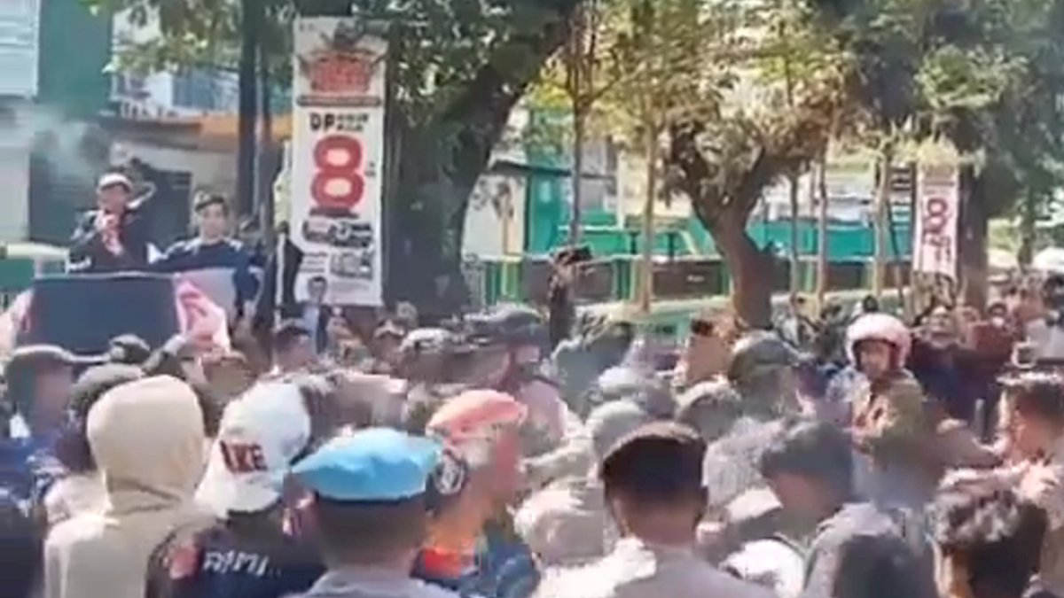 VIDEO: Demo Mahasiswa Depan Kantor Antam Makassar Berakhir Ricuh